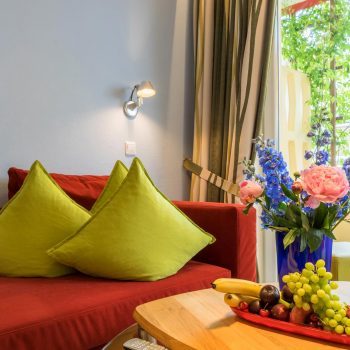 Couch und Couchtisch mit Blumen und Obstschale Apartment Steuerbord
