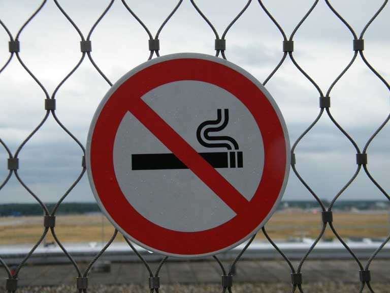 Nichtraucherschild am Zaun